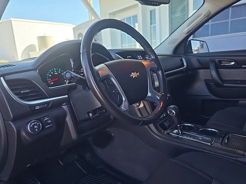 Used 2017 Chevrolet Traverse LT image 14