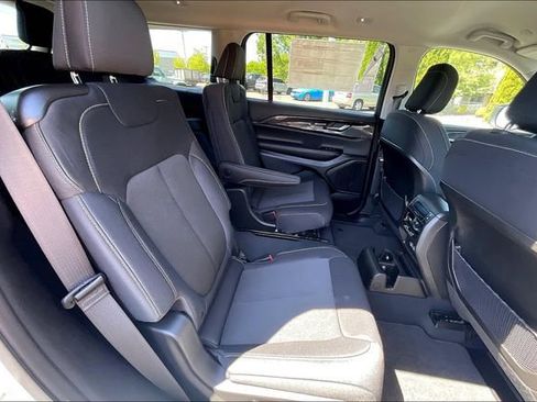 New 2023 Jeep Grand Cherokee L Laredo image 24