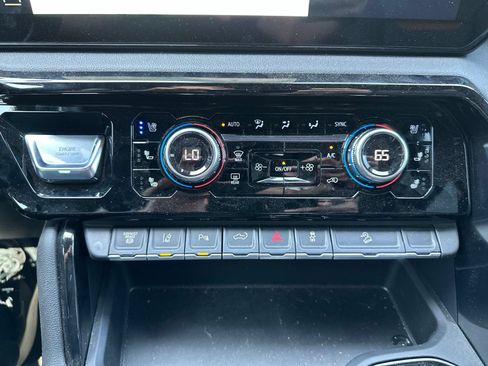 Used 2025 GMC Sierra 2500 AT4 w/ AT4 Premium Plus Package AWD/4WD image 21