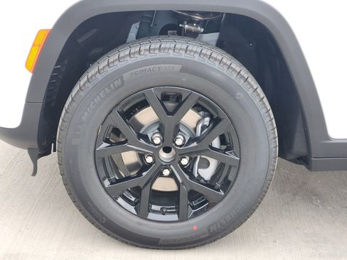 New 2026 Jeep Grand Cherokee Altitude RWD image 11