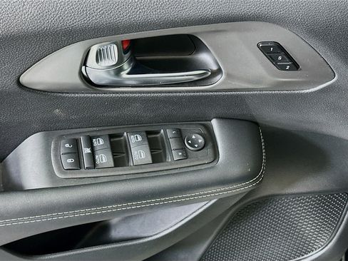 Used 2025 Chrysler Pacifica Select FWD image 15