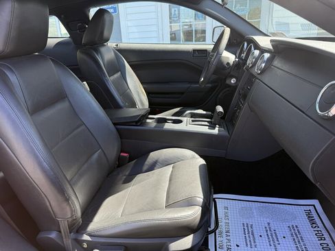 Used 2005 Ford Mustang Premium image 11