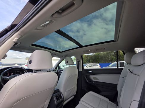 Used 2018 Volkswagen Tiguan SEL Premium image 18