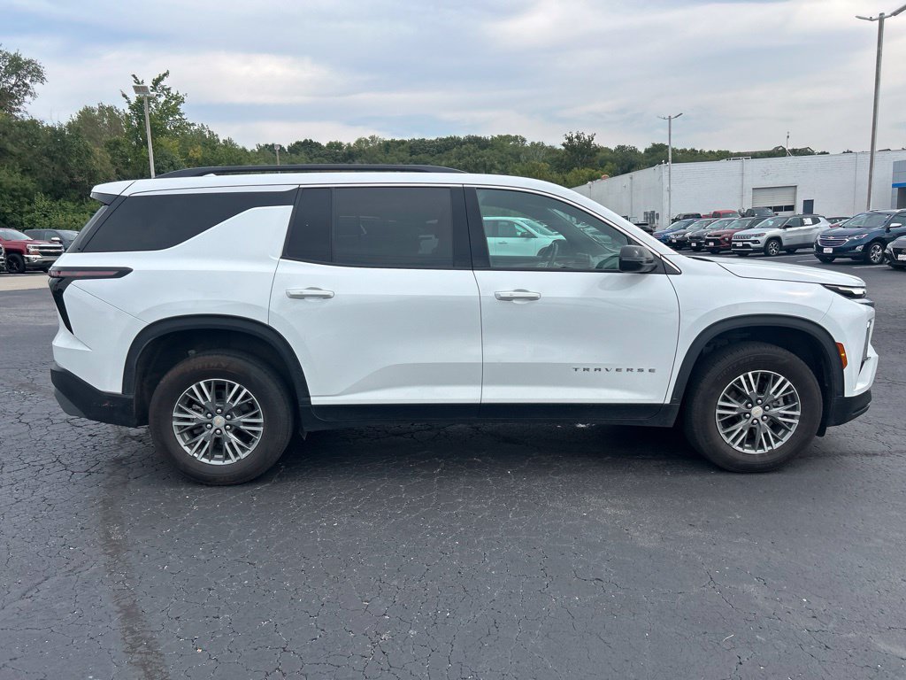 Used 2025 Chevrolet Traverse LT FWD image 4