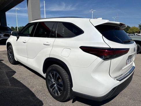 Used 2021 Toyota Highlander XLE AWD/4WD image 8