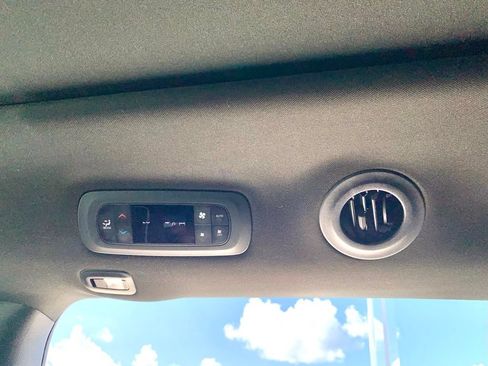 Used 2025 Chrysler Pacifica Limited FWD image 29