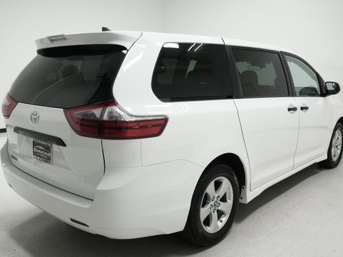 Used 2020 Toyota Sienna L image 4