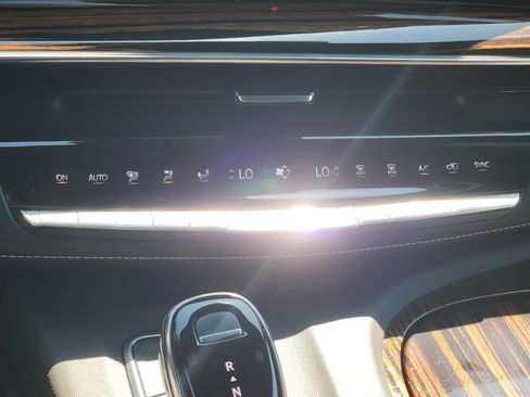Used 2022 Cadillac Escalade Luxury AWD/4WD image 9