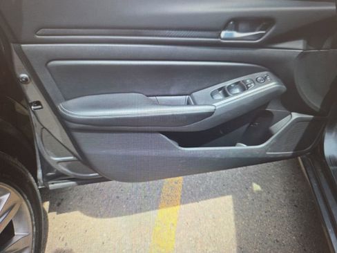 Used 2025 Nissan Altima 2.5 SV FWD image 13