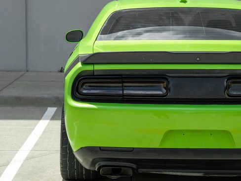 Used 2015 Dodge Challenger R/T Scat Pack w/ Scat Pack Appearance Package RWD image 40