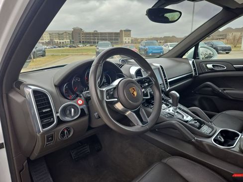 Used 2017 Porsche Cayenne image 2