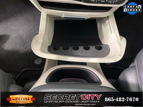 Used 2024 Chrysler Pacifica Touring-L image 23