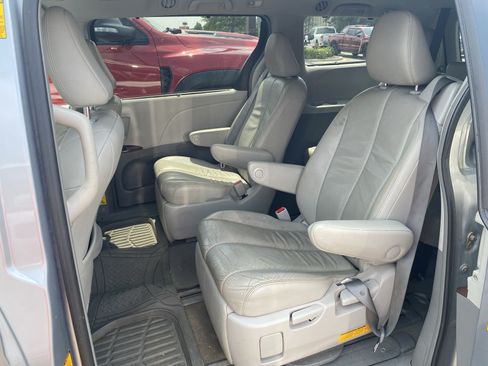 Used 2014 Toyota Sienna XLE w/ Entertainment Package AWD/4WD image 6