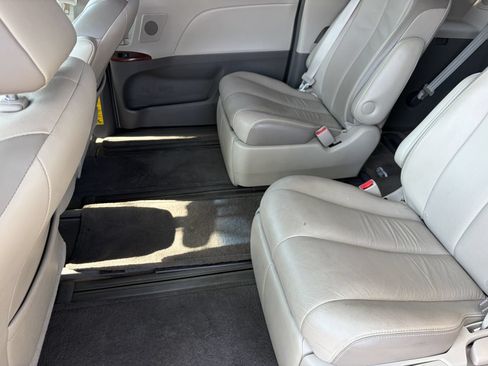 Used 2013 Toyota Sienna Limited w/ Premium Pkg FWD image 12