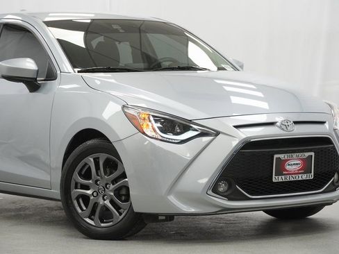 Used 2020 Toyota Yaris XLE image 3