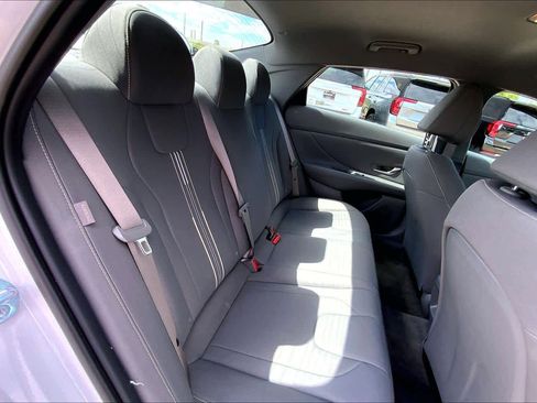 Used 2025 Hyundai Elantra SEL FWD image 18