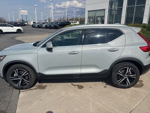 Used 2025 Volvo XC40 B5 Core image 10