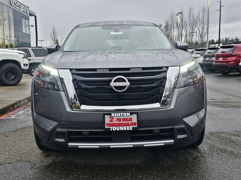 New 2025 Nissan Pathfinder SL image 2