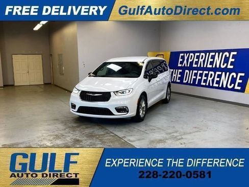 Used 2026 Chrysler Pacifica Select AWD/4WD image 4