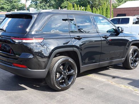 Used 2024 Jeep Grand Cherokee Altitude AWD/4WD image 10
