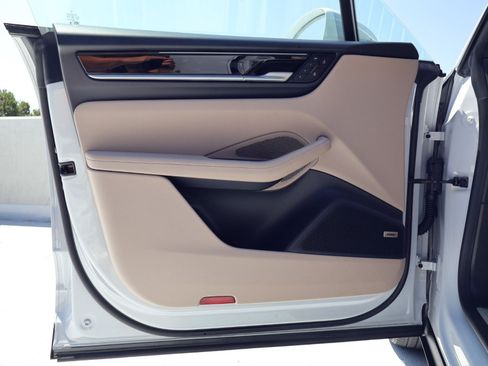Certified 2025 Porsche Macan 4 Electric AWD/4WD image 13