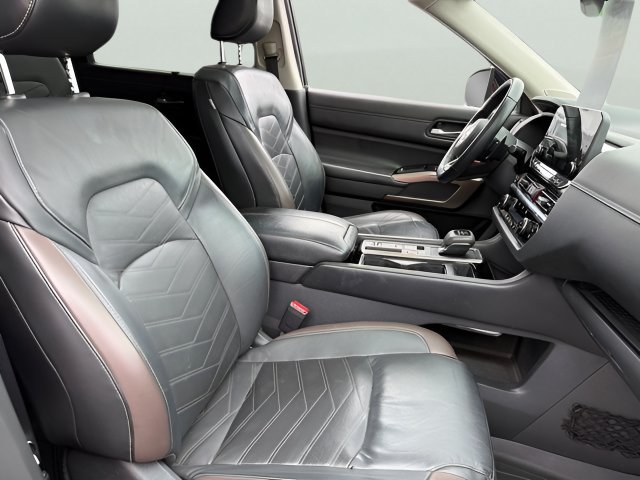 Used 2022 Nissan Pathfinder Platinum w/ Cargo Package FWD image 17
