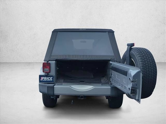 Used 2015 Jeep Wrangler Unlimited Sahara w/ Connectivity Group AWD/4WD image 6