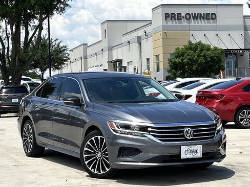 Used 2022 Volkswagen Passat 2.0T FWD image 2