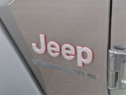 Used 2025 Jeep Wrangler Unlimited Rubicon w/ Technology Group image 19