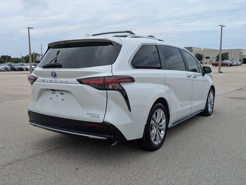 Used 2024 Toyota Sienna Platinum FWD image 5