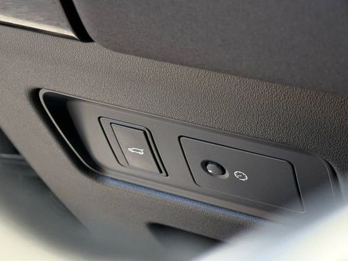 Used 2019 Land Rover Discovery SE image 28