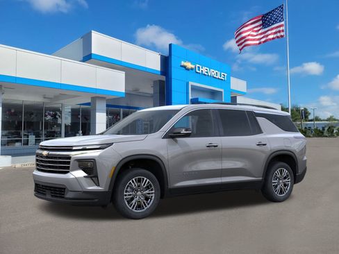 New 2026 Chevrolet Traverse LT image 2