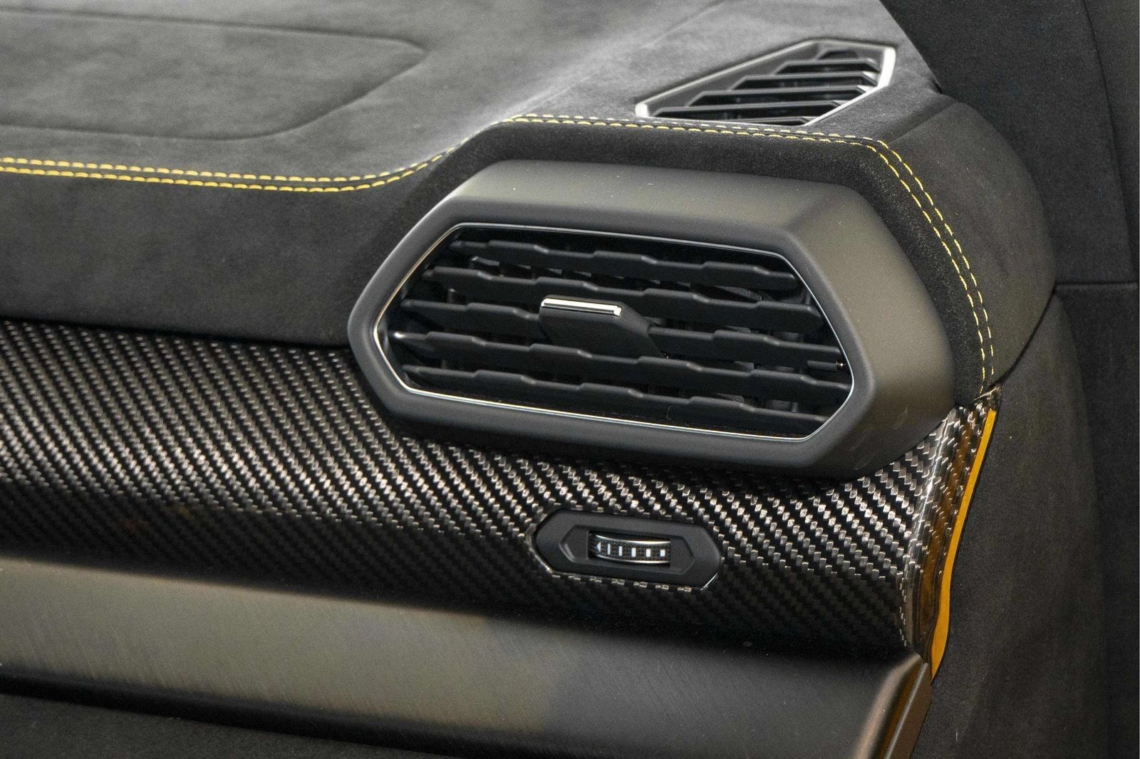 Used 2024 Lamborghini Urus Performante AWD/4WD image 50