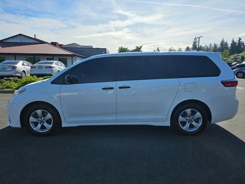 Used 2019 Toyota Sienna L w/ Carpet Mat Package FWD image 7