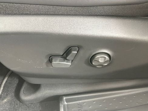 Used 2026 Chrysler Pacifica Select image 12