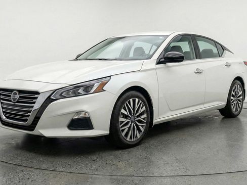Used 2025 Nissan Altima 2.5 SV image 3