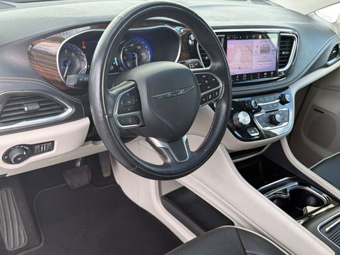 Used 2022 Chrysler Pacifica Limited FWD image 4