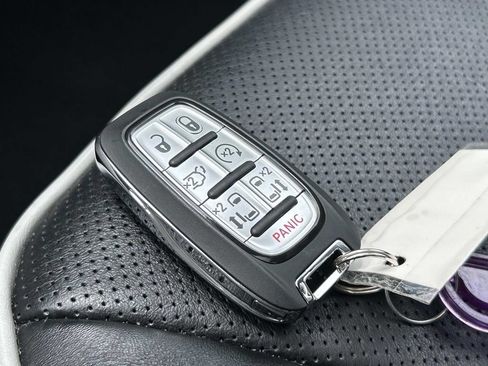 Used 2023 Chrysler Pacifica Limited FWD image 39