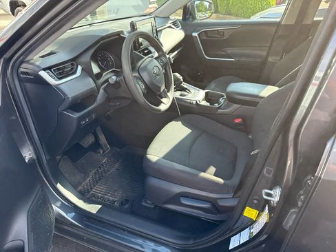 Used 2021 Toyota RAV4 LE AWD/4WD image 6