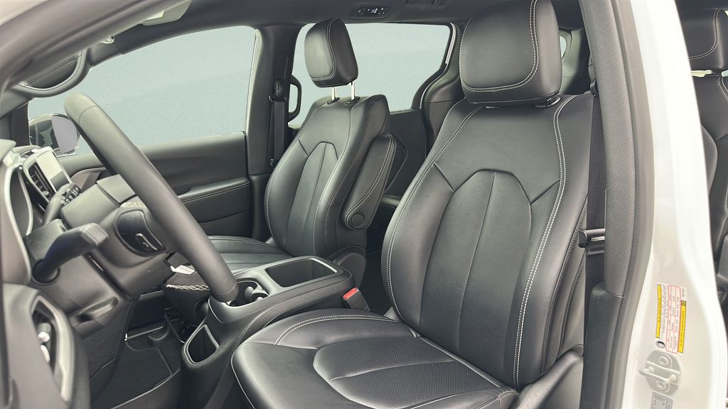 Used 2025 Chrysler Pacifica Select FWD image 13