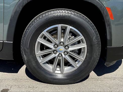 Used 2022 Chevrolet Traverse LT FWD image 11