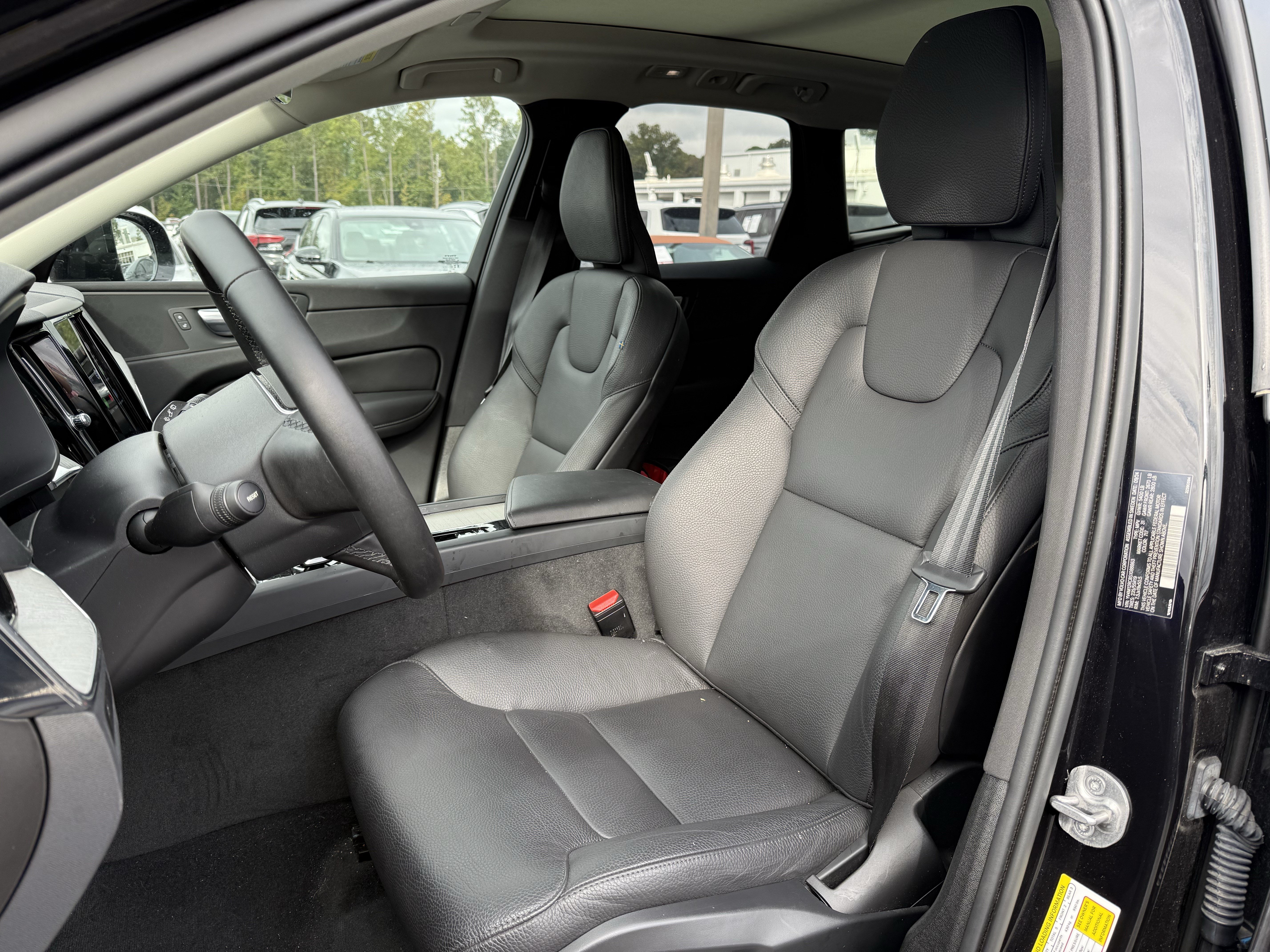 Used 2025 Volvo XC60 B5 Plus AWD/4WD image 7
