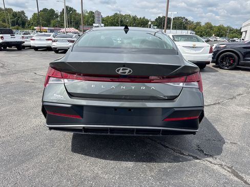 Used 2024 Hyundai Elantra SEL w/ Convenience Package FWD image 4