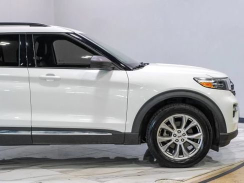 Used 2020 Ford Explorer XLT w/ Equipment Group 202A AWD/4WD image 17