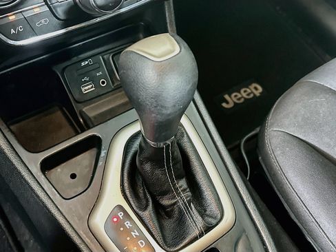 Used 2017 Jeep Cherokee Latitude w/ Safety/Convenience Group FWD image 25