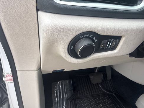 Used 2024 Chrysler Voyager LX FWD image 18