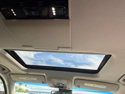 Used 2018 GMC Yukon XL SLT w/ Open Road Package RWD image 19