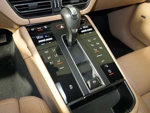 Certified 2024 Porsche Macan AWD/4WD image 33