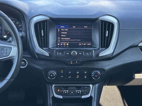 Used 2024 GMC Terrain SLE image 4