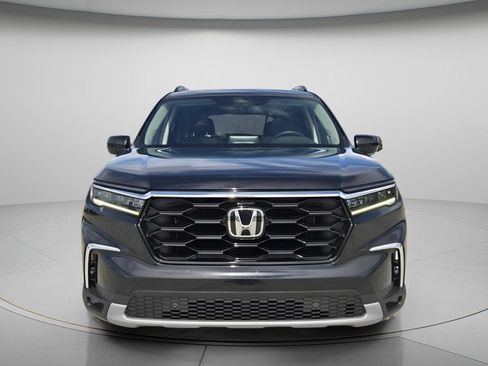 Used 2025 Honda Pilot Touring image 4